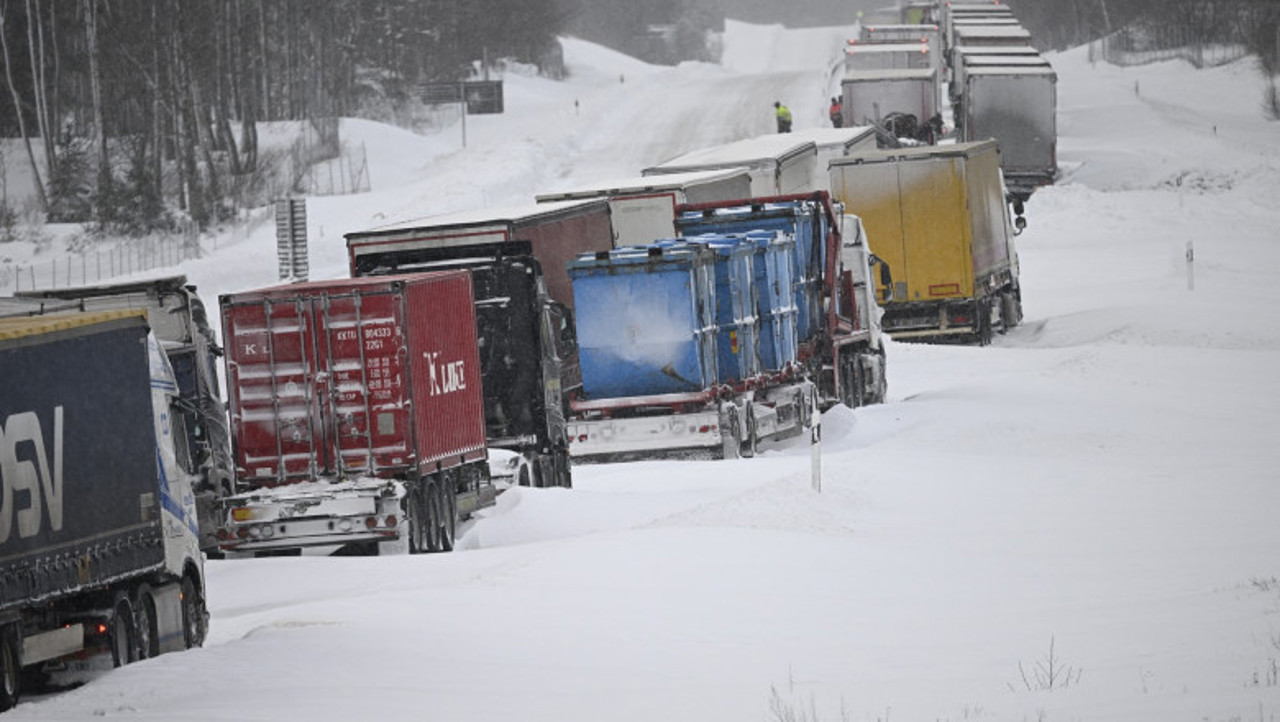 O mie de mașini au rămas blocate în zăpadă, în Suedia. Record de frig extrem în nordul țării 