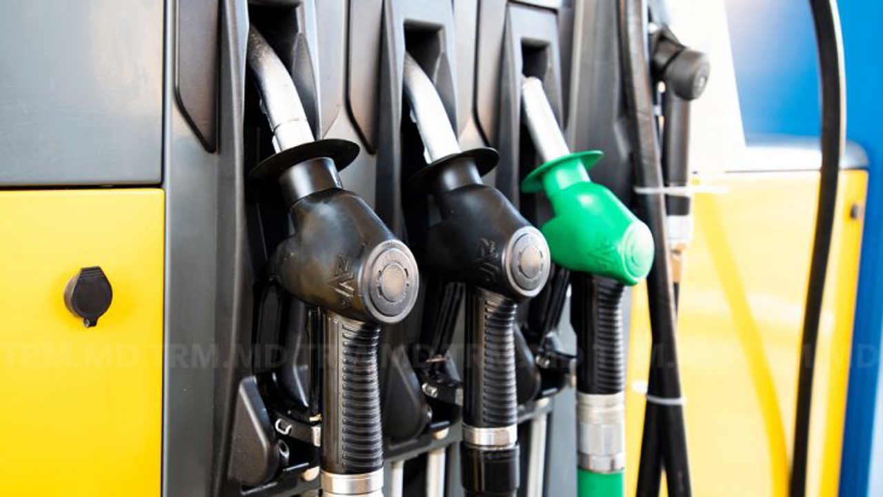 ANRE a stabilit noi prețuri la carburanți: prețul benzinei scade ușor, iar motorina se scumpește