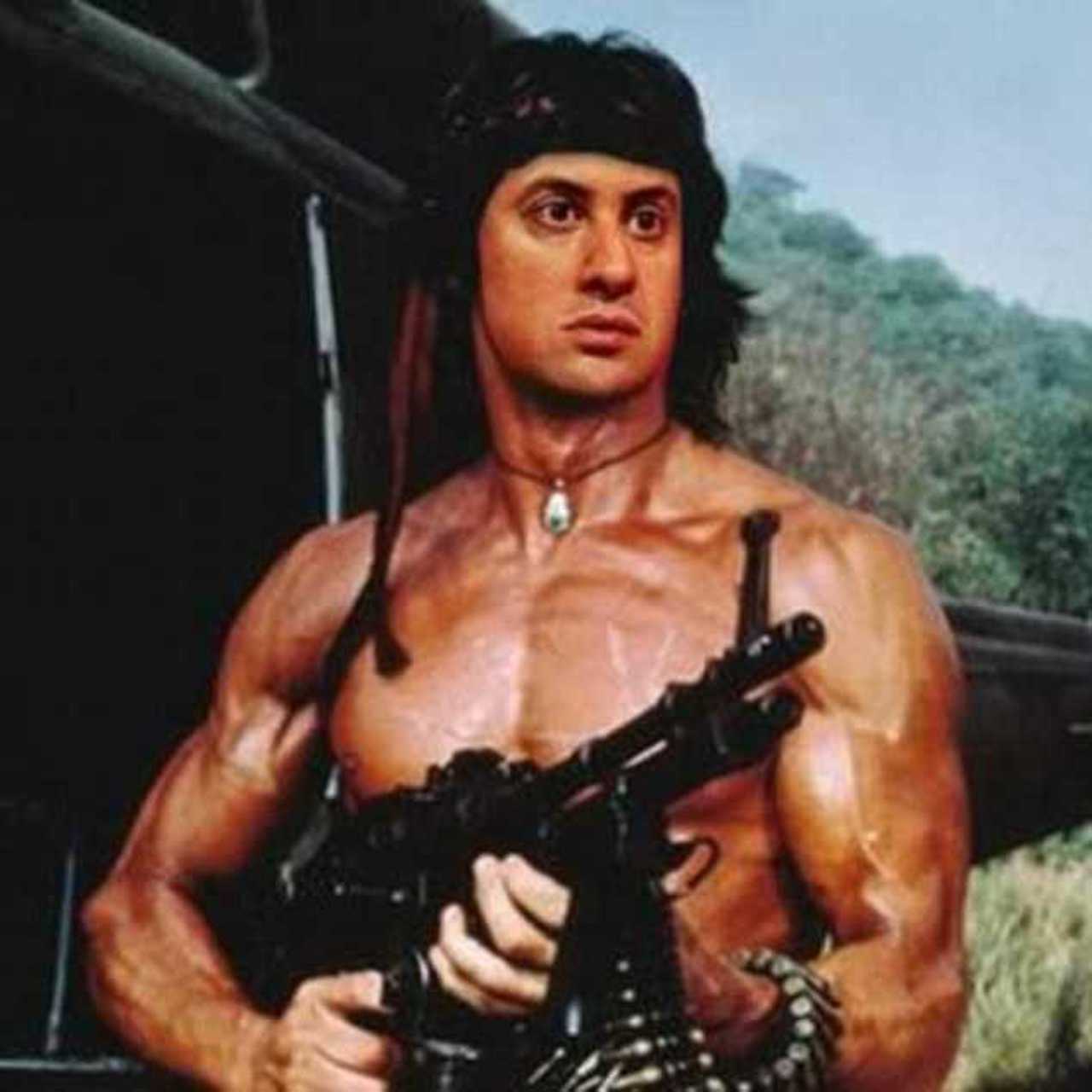 Ed Miliband ca Rambo, domeniu public, sursa: contul său «Twitter» («X», https://x.com/Ed_Miliband), descărcată pe 22 aprilie 2015.