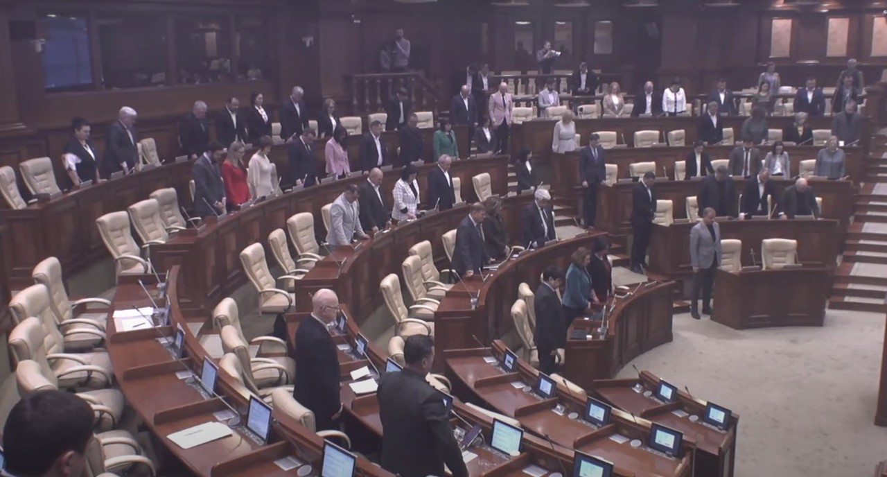 Deputații au ținut un minut de reculegere în memoria victimelor atacului de la Krivoi Rog. Igor Grosu: „Cerem ca aceste crime să fie pedepsite”