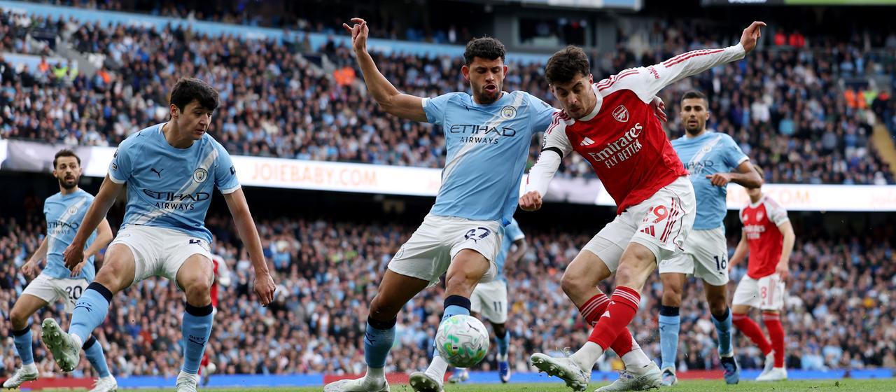 Manchester City pune presiune pe Arsenal Londra în lupta pentru titlu