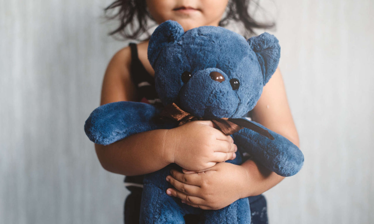 I-a permis concubinului să-i abuzeze sexual fetița de doar cinci ani: Mama și tatăl vitreg, condamnați la închisoare 