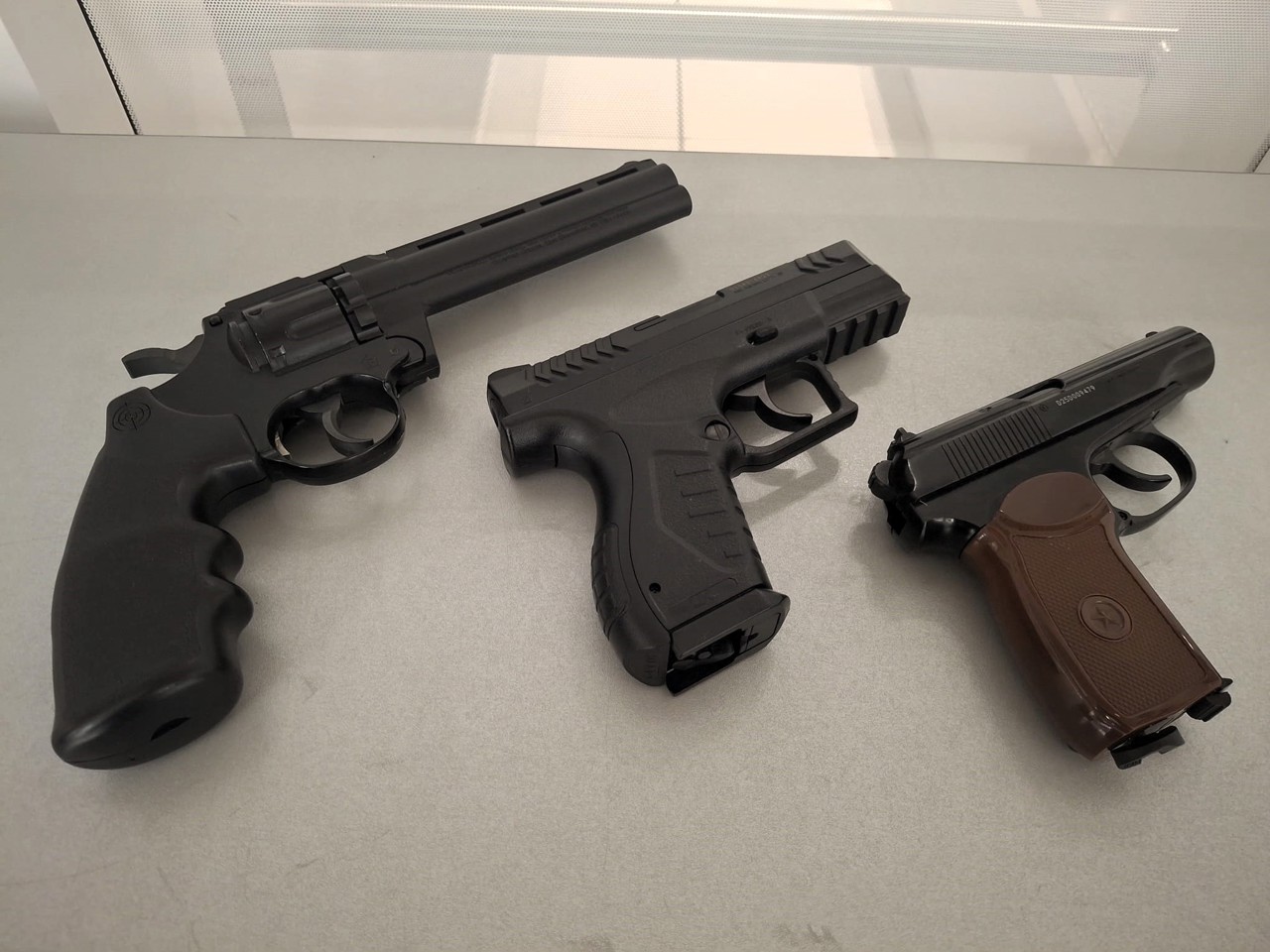 Aeroportul din Chișinău: arme pneumatice, depistate în bagajul unui pasager 