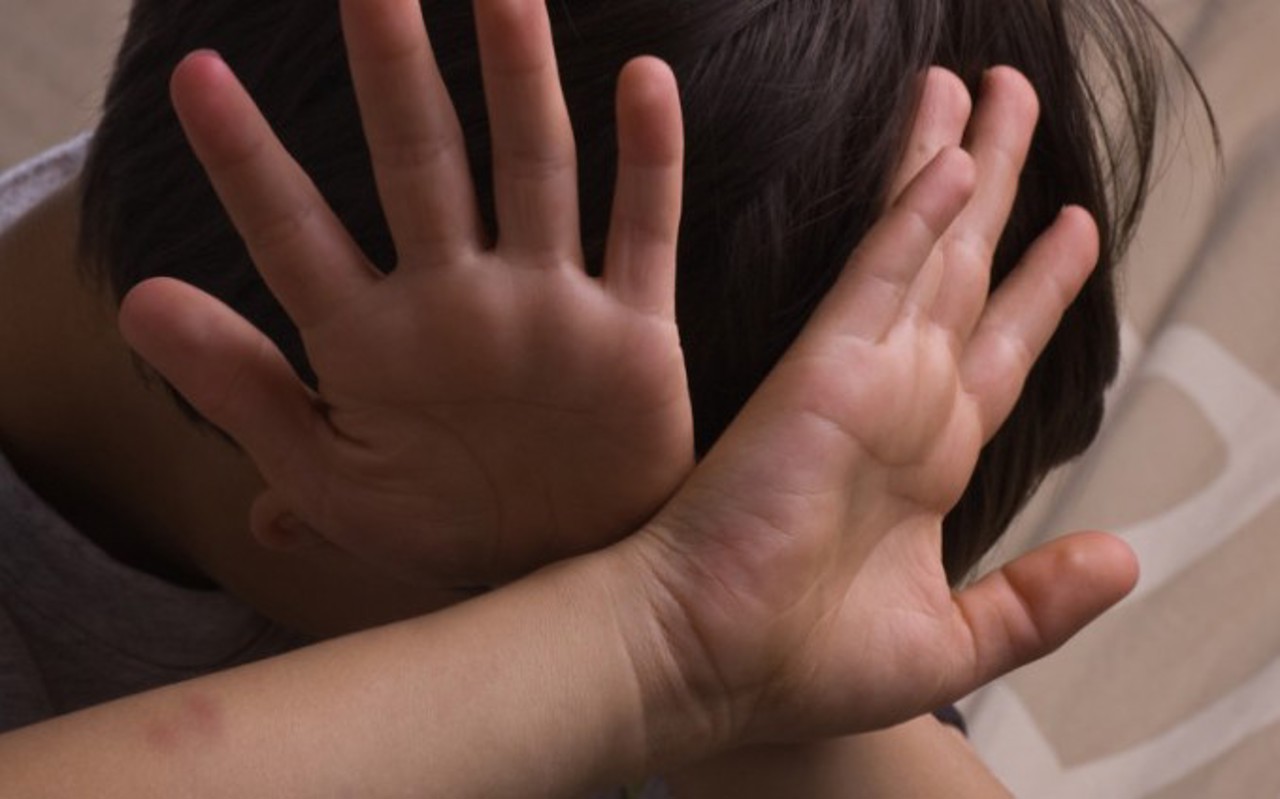 Copil bătut în curtea unui bloc din Chișinău: Poliția s-a autosesizat și a identificat suspecții 