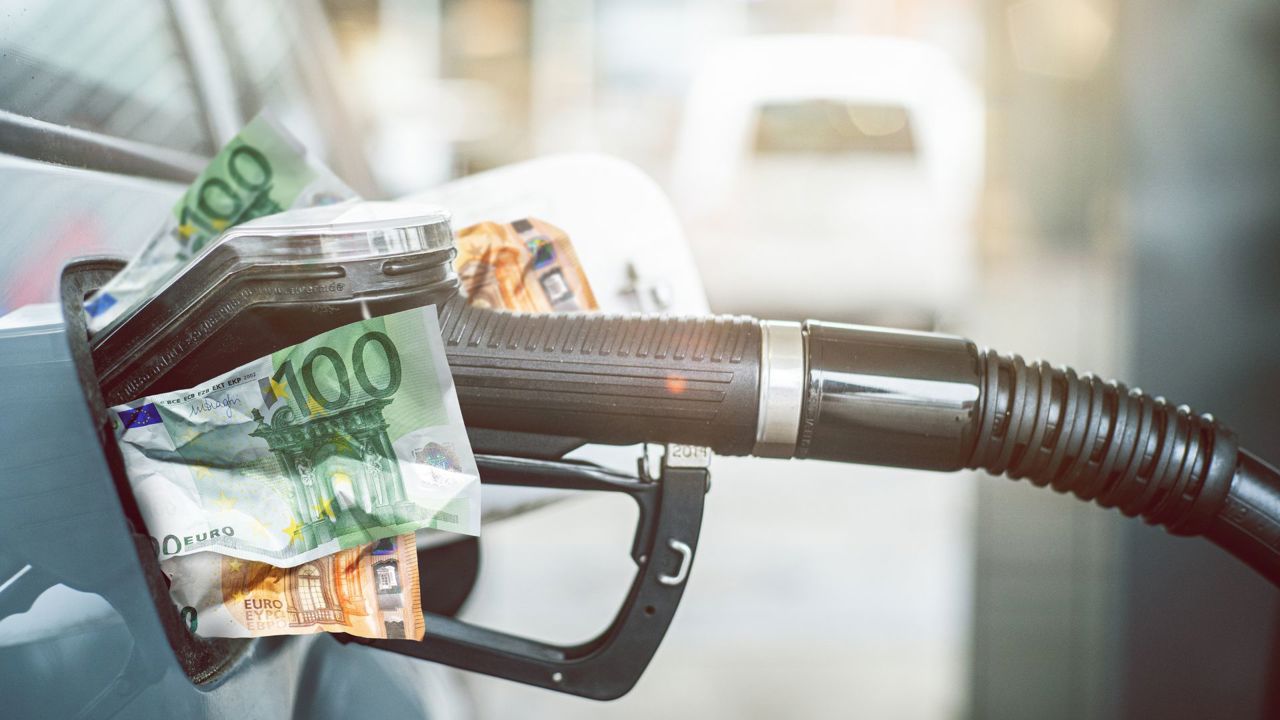 Benzina, mai ieftină cu 11 bani, iar prețul motorinei scade cu 22 de bani