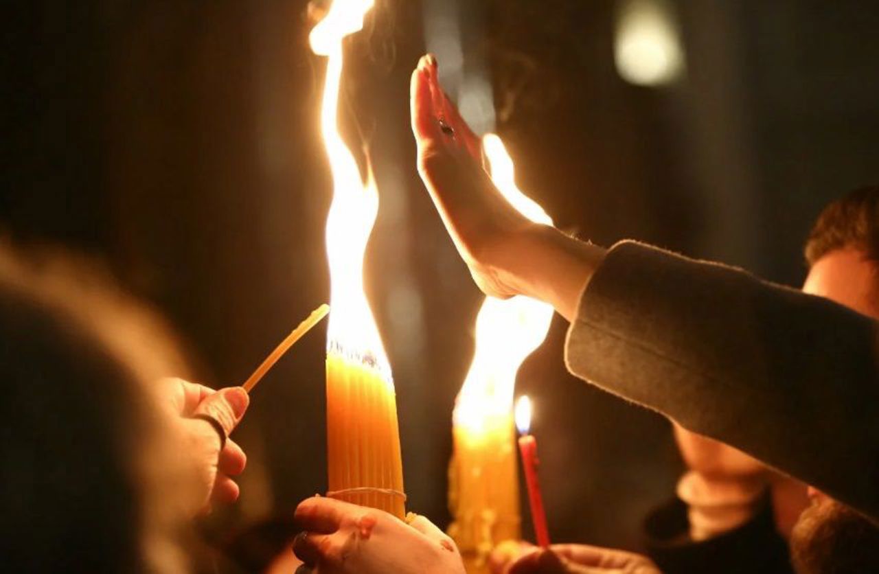 Focul Haric ajunge sâmbătă seara la Chișinău. Sfânta Lumină va fi adusă de ambele Mitropolii