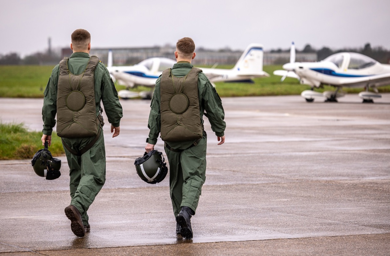 Ukrainian Pilots Train on F-16s Globally