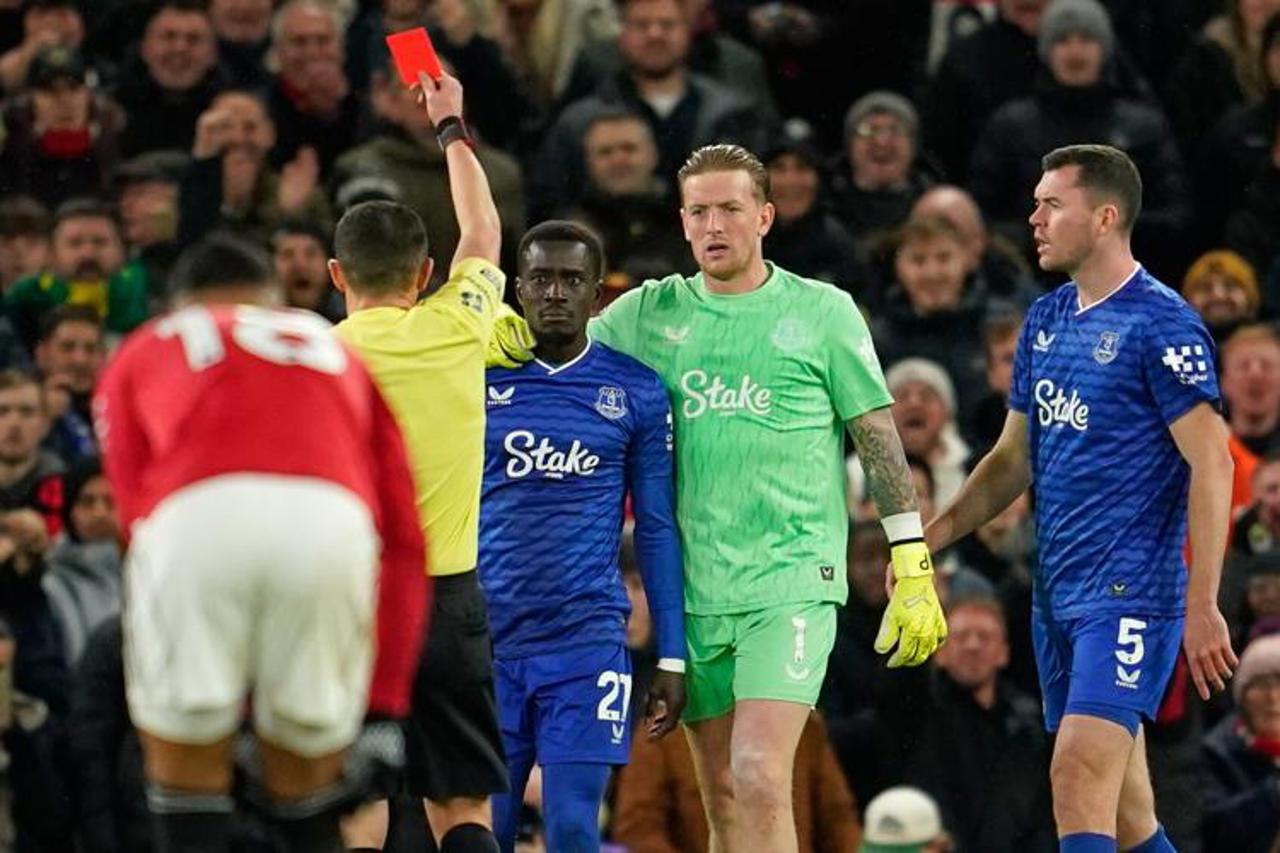 Scene ireale în Premier League: un jucător de la FC Everton a fost eliminat după ce și-a lovit un coleg 