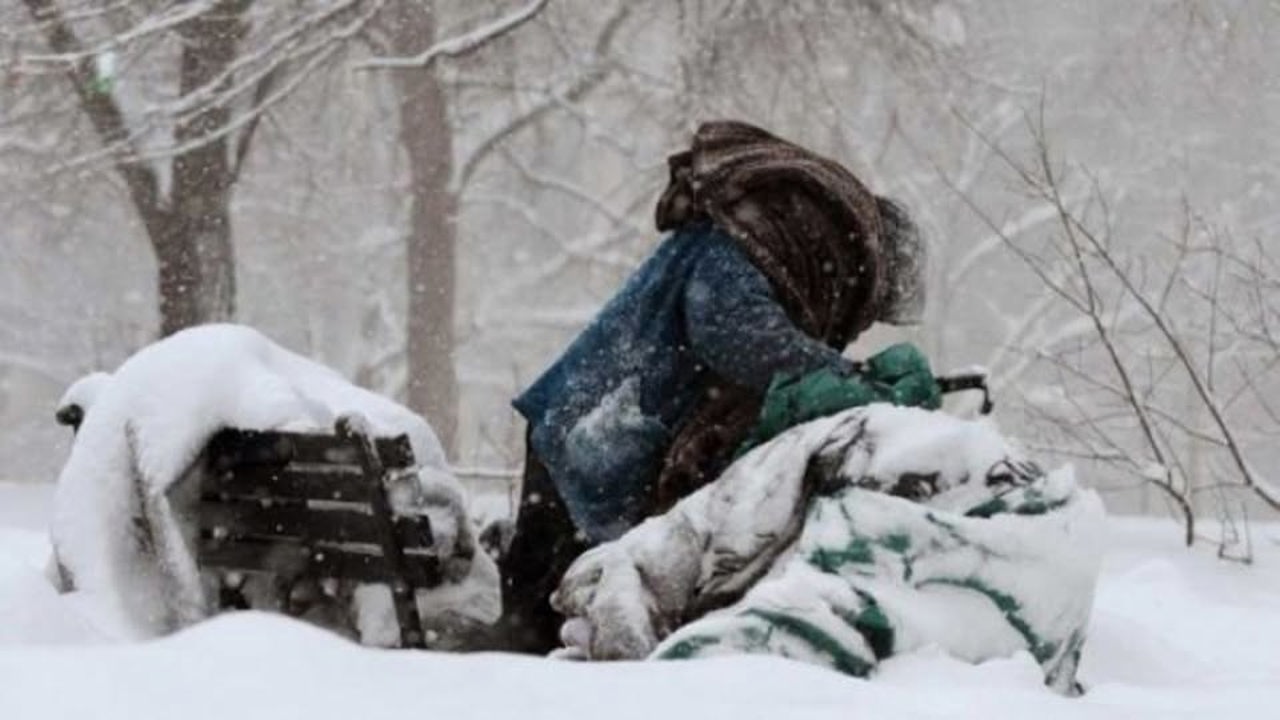 Persoanele fără adăpost, în pericol în temperaturi scăzute: ce trebuie să facem