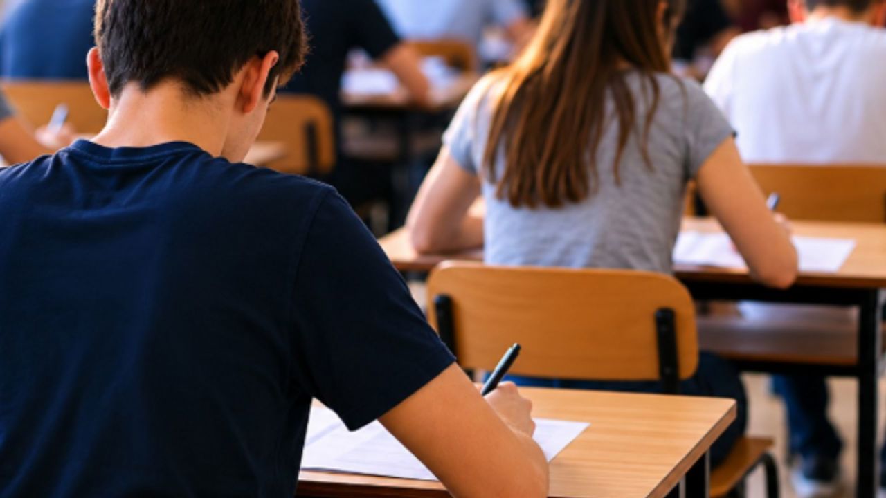 Elevii din clasele minorităților naționale încheie sesiunea examenelor de gimnaziu cu proba la Limba și literatura română