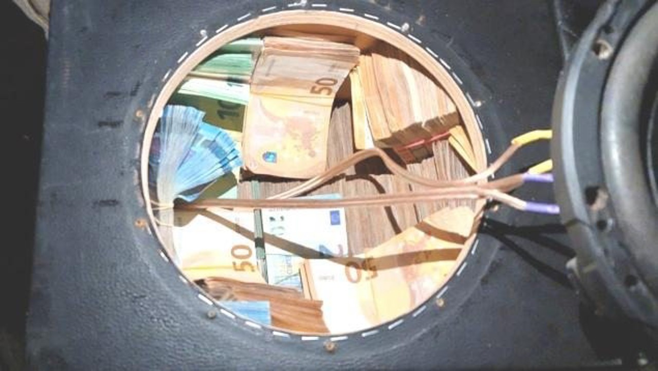 Ucrainenii care au introdus ilegal în R. Moldova 440 de mii de euro, condamnați la închisoare, iar banii confiscați