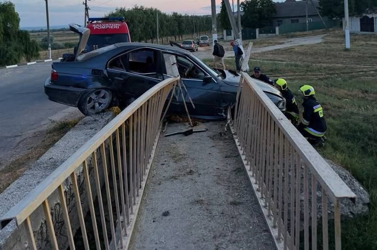 Un tânăr de 18 ani a murit după ce un BMW s-a izbit de balustrada unui pod, în apropiere de Cahul