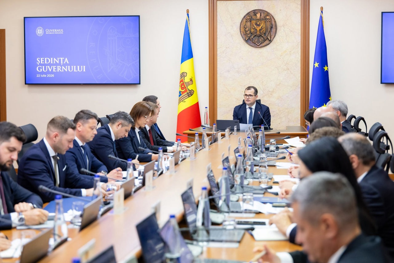 Primele remanieri în Guvernul Tofan: Secretarul de stat reținut pentru corupție, demis 