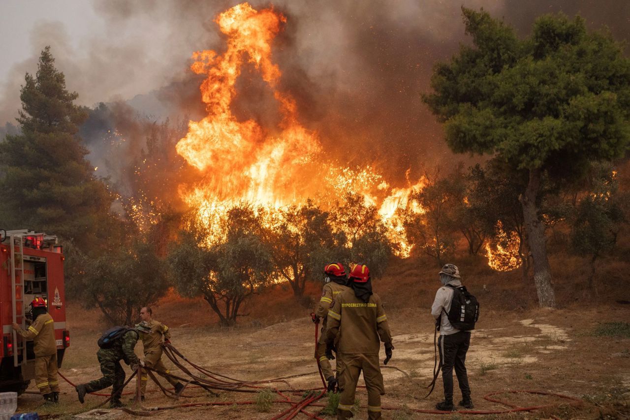 Turkey battles wildfires amid peak tourist season