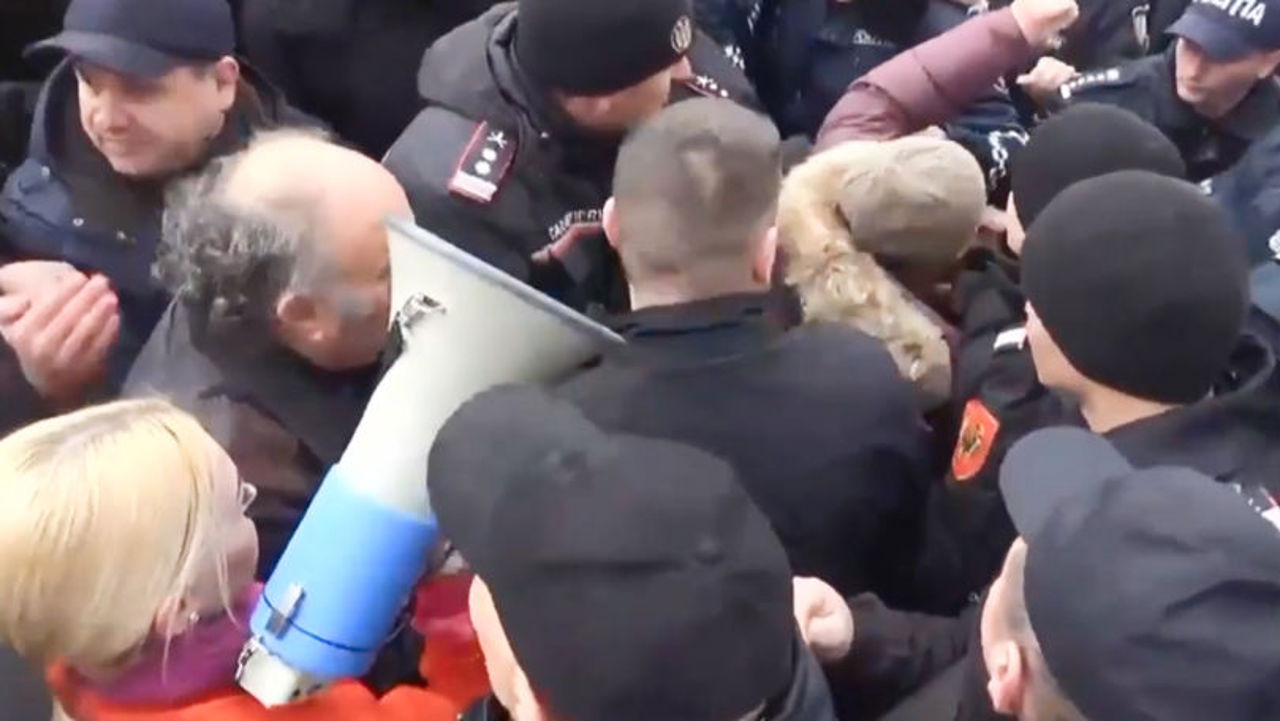 Locuitorii orașului Durlești au protestat în fața „Apă-Canal” după ce mai multe gospodării au rămas fără apă