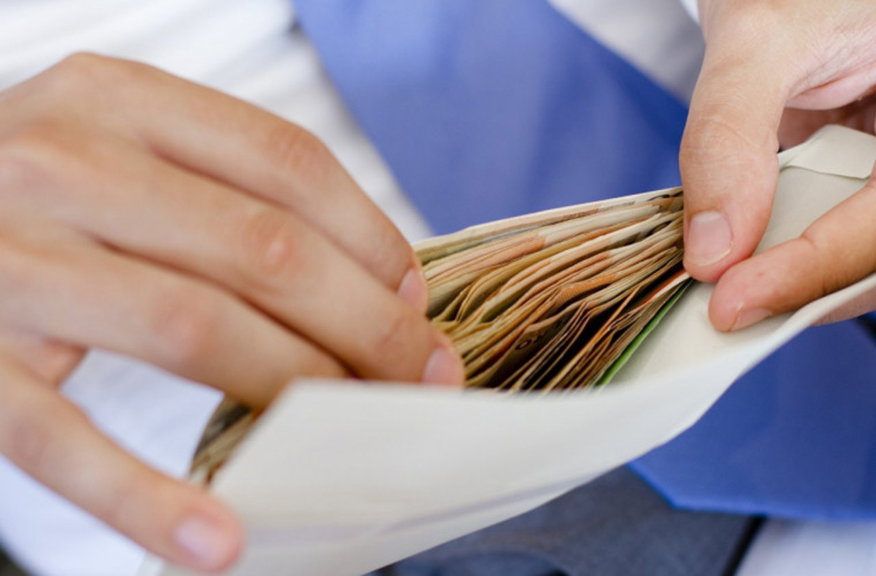 CNA avertizează: Banii și cadourile oferite profesorilor în perioada examenelor pot aduce sancțiuni penale