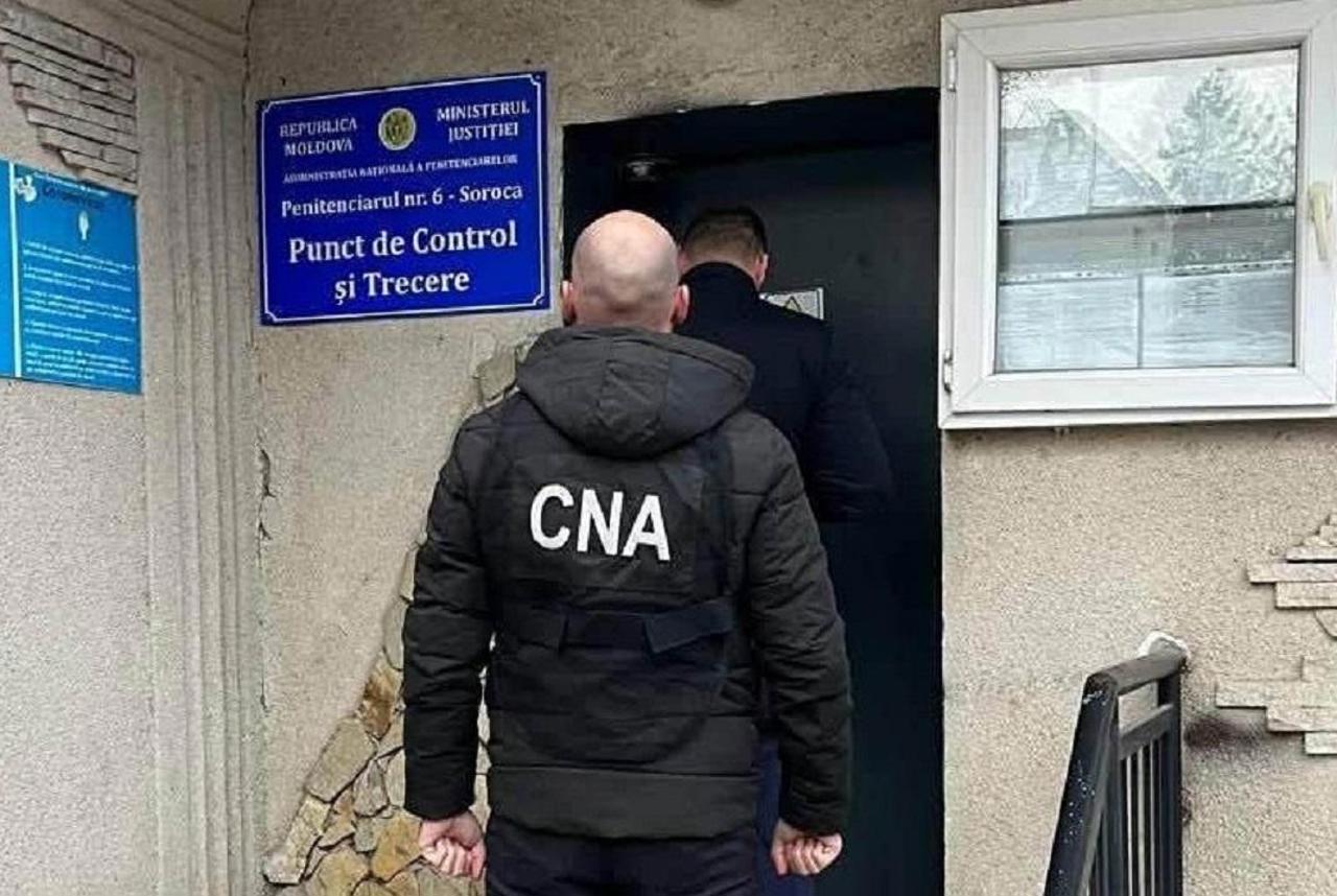 Mită pentru transmiterea lucrurilor interzise în penitenciar: un șef se secție, reținut  