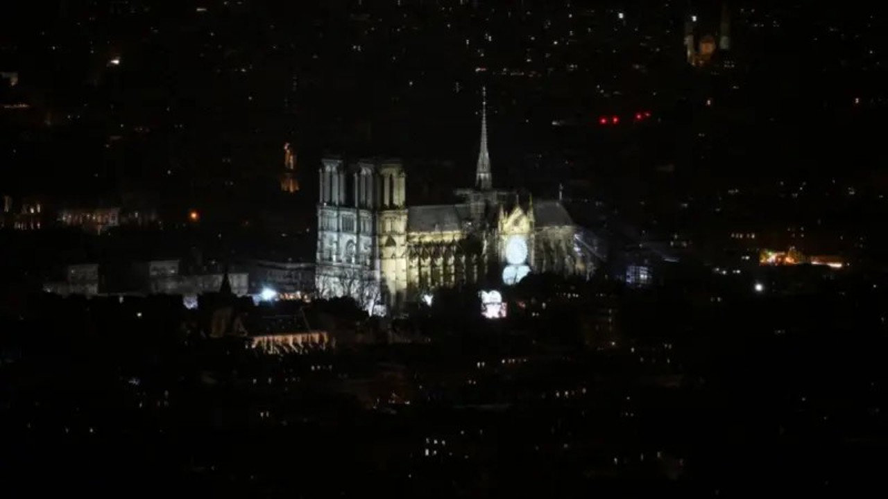 Catedrala Notre-Dame din Paris și-a redeschis ușile în această seară cu mult fast 