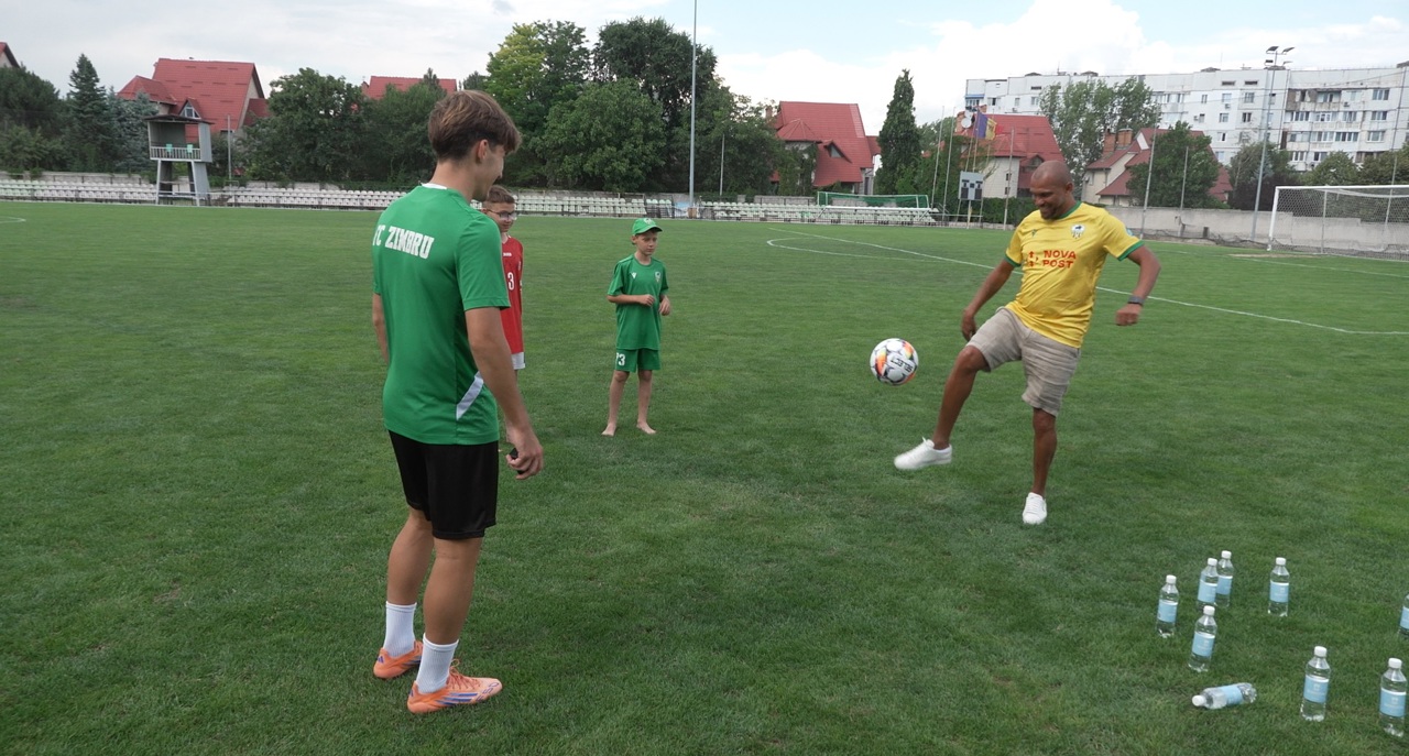 Amoroso, ex-Dortmund and Milan striker, coaches Moldova's next generation