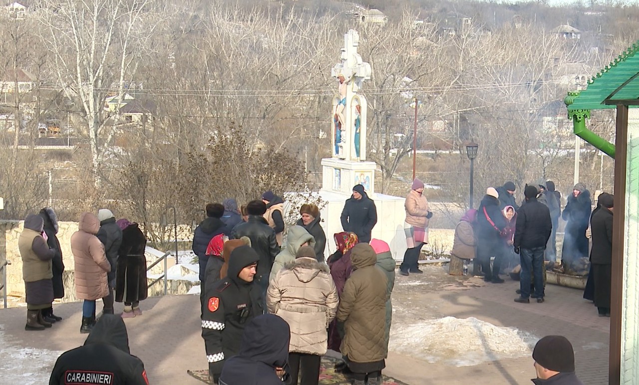 Protestatarii de la biserica din Dereneu ar fi mobilizați de preotul din cadrul Mitropoliei Moldovei și de primarul socialist al localității, afirmă Mitropolia Basarabiei