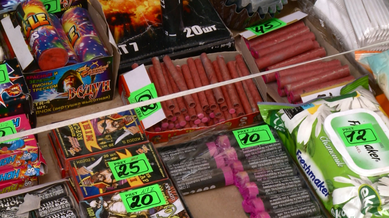 Produse pirotehnice vândute ilegal în locuri aglomerate din capitală