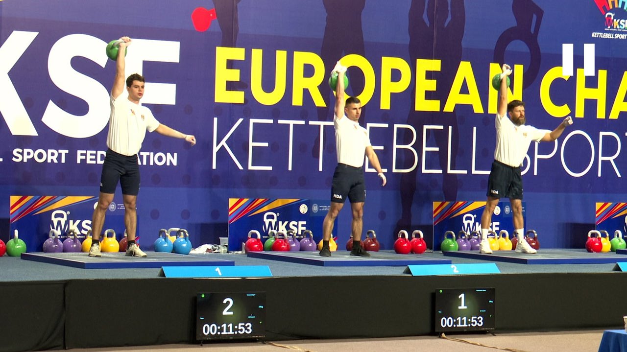 Cei puternici, cei rezistenți. La Chișinău se desfășoară Campionatul European de kettlebell