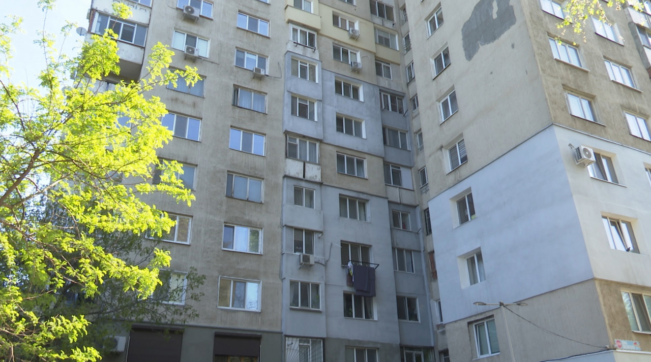 „Suntem prea săraci ca să ardem gaz scump”: Guvernul va facilita accesul asociațiilor de proprietari la credite pentru renovarea energetică a blocurilor