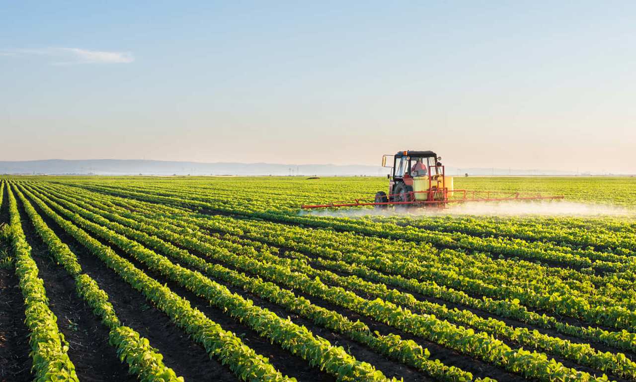 „Știm că în toate primăverile prețurile se ridică, dar nu așa măsură ca anul acesta”: Agricultorii, așteptați să depună dosarele pentru compensații la motorină