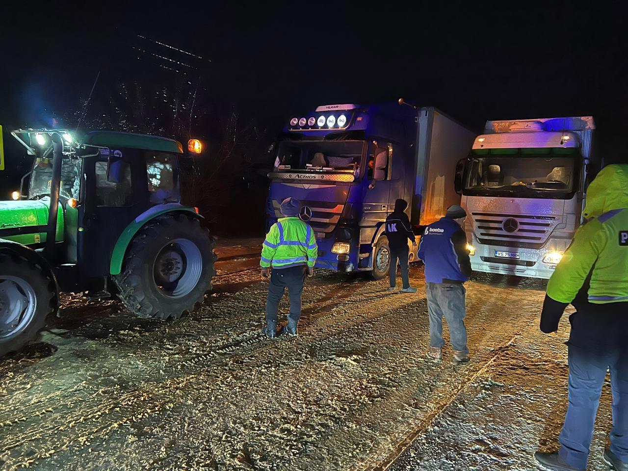 Camioane blocate în satul Tudora din cauza ghețușului. Conducătorii auto, îndemnați să circule cu prudență