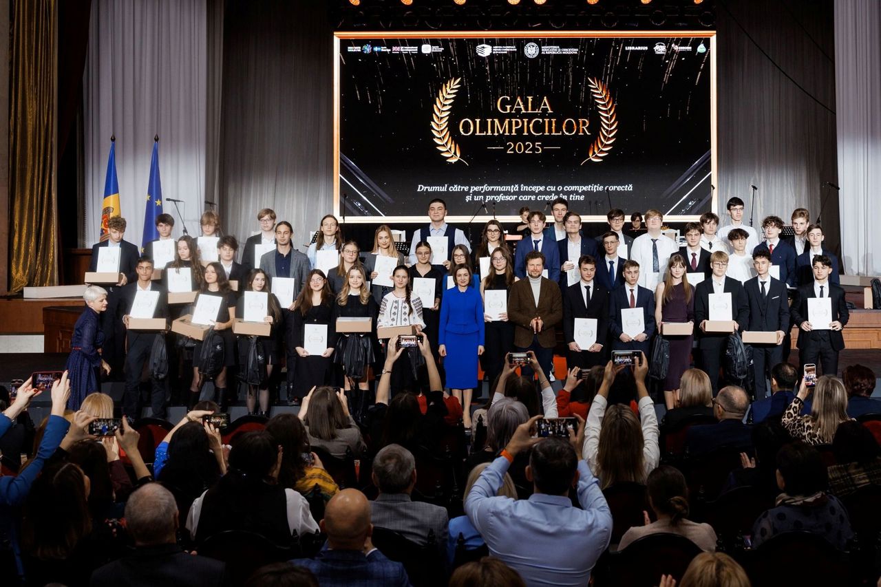„Sclipirea medaliilor să nu ne orbească”: elevii olimpici din R. Moldova, premiați în cadrul unei gale tradiționale