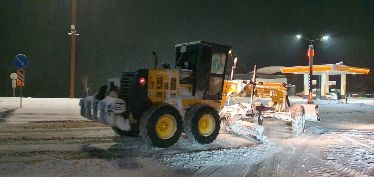 Ninsori în nordul Republicii Moldova. Zeci de utilaje au intervenit pe drumuri