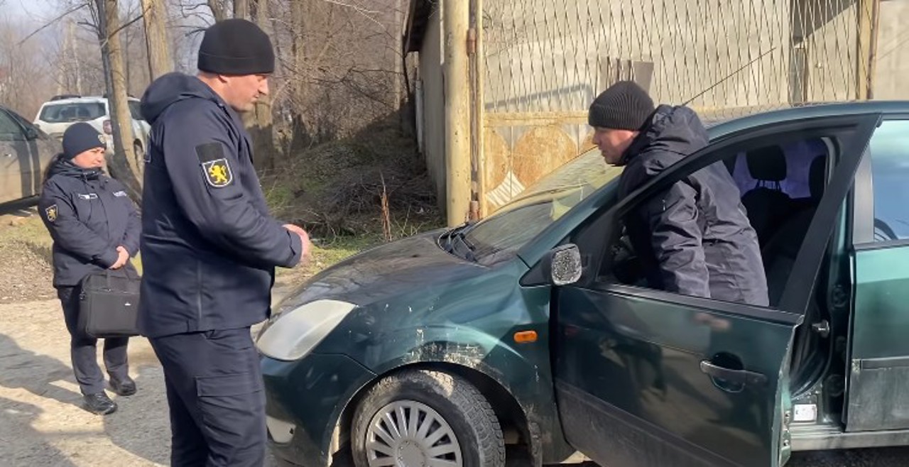 „Precedent foarte periculos”: Deputații care au scos forțat un automobil de pe teritoriul unei parcări speciale, criticați de spicherul Grosu