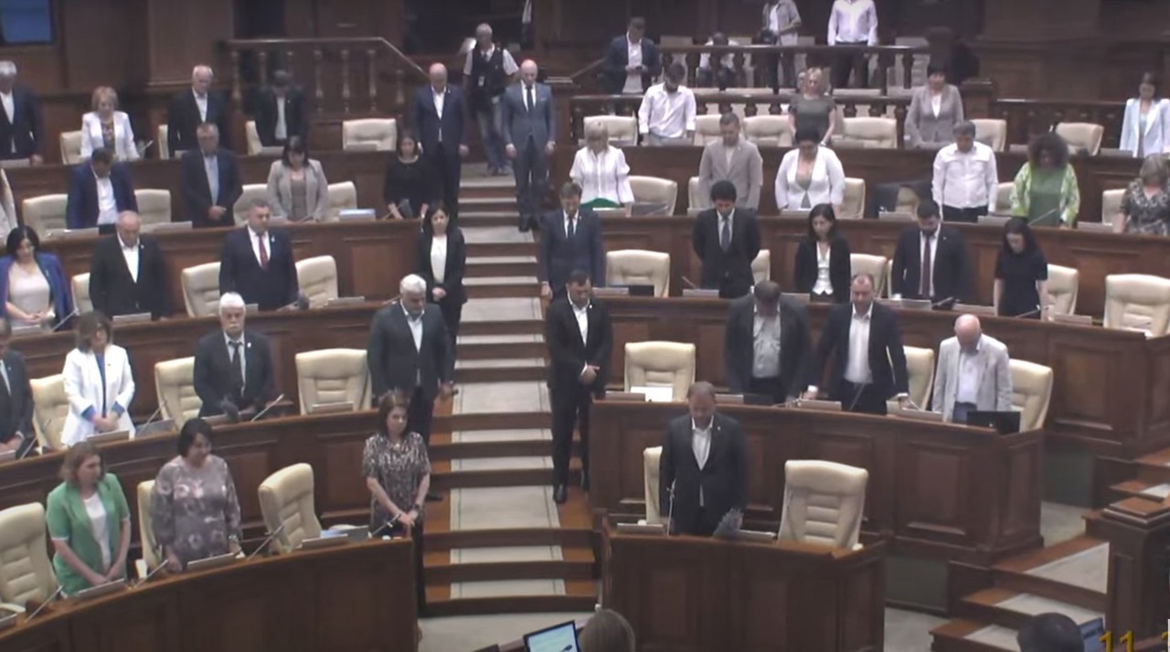 Două momente de reculegere în Parlament: Pentru eroii căzuți la Nistru și victimele războiului din Ucraina