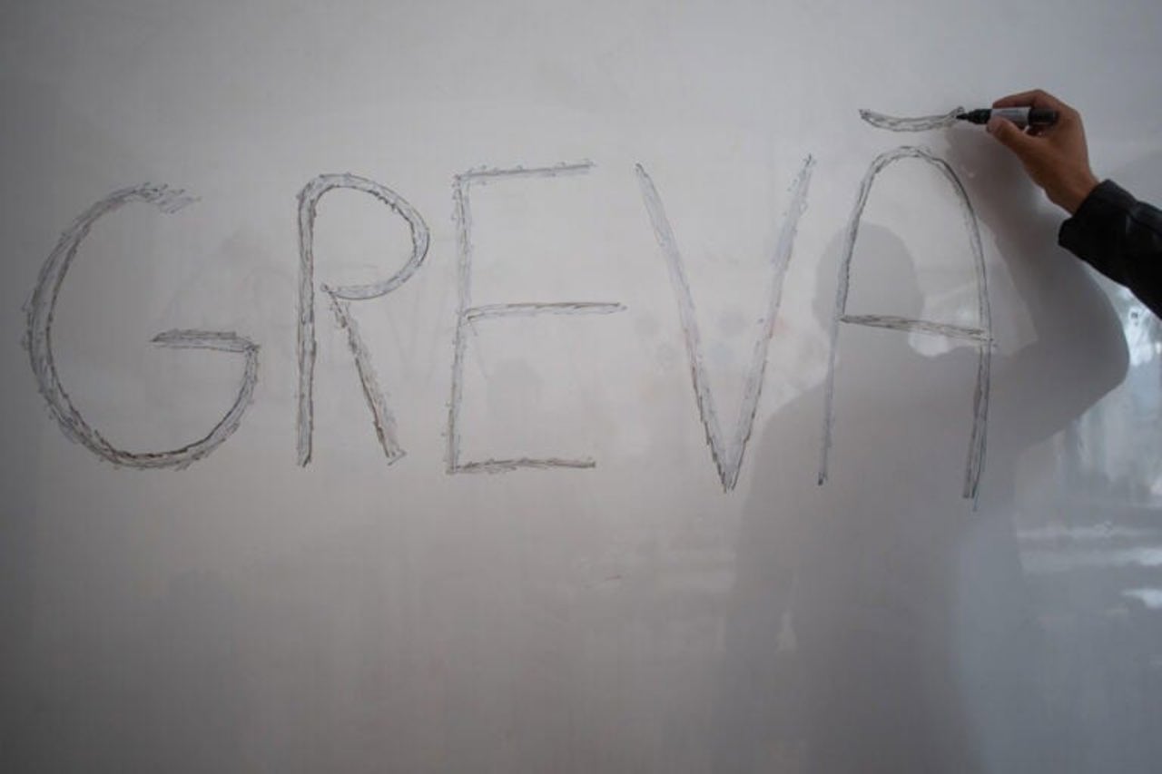 Angajații primăriilor din România amenință cu grevă generală  