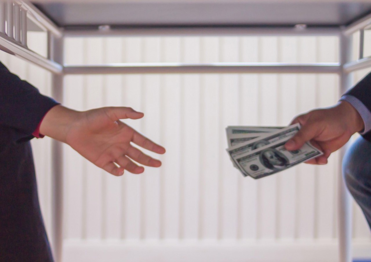 Doi procurori din nordul R. Moldova, cercetați pentru fapte de corupție: ar fi primit 20.000 de euro pentru a măslui un dosar  