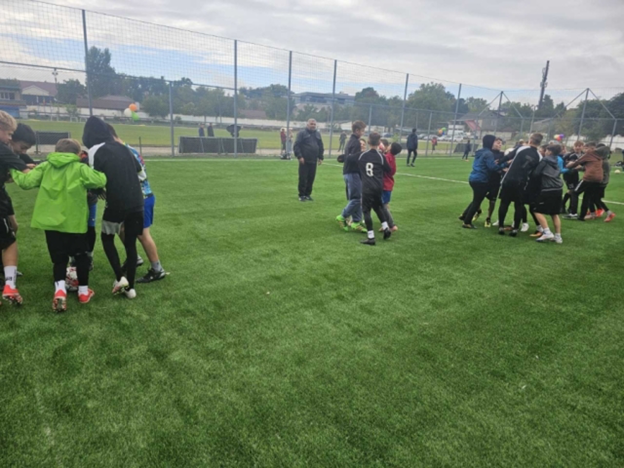 Performanțele elevilor de la Școala Sportivă din Bălți, sprijinite de infrastructură modernă: a fost inaugurat un teren de minifotbal