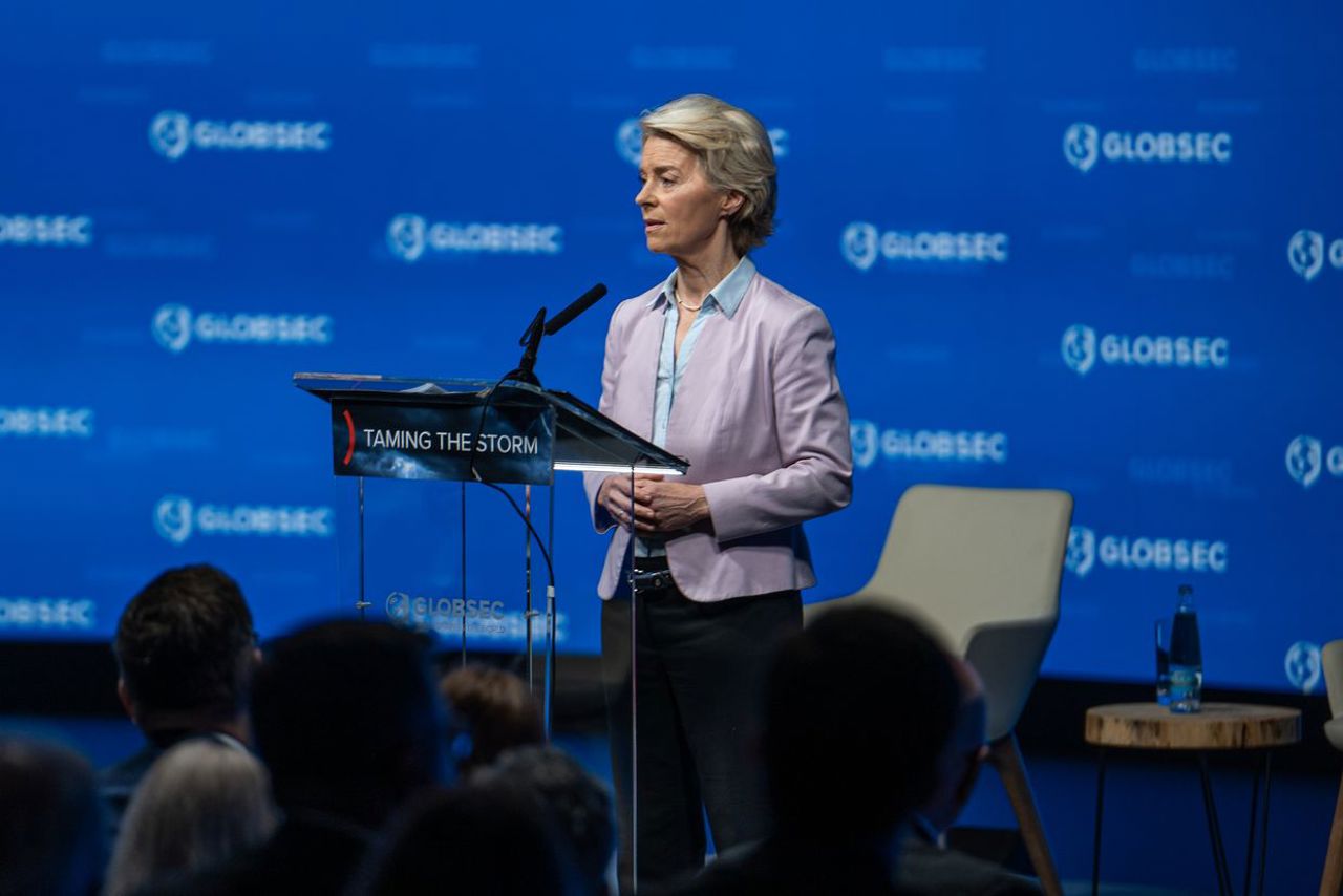 Ursula von der Leyen: UE trebuie să își crească producția de armament și rolul în domeniul apărării