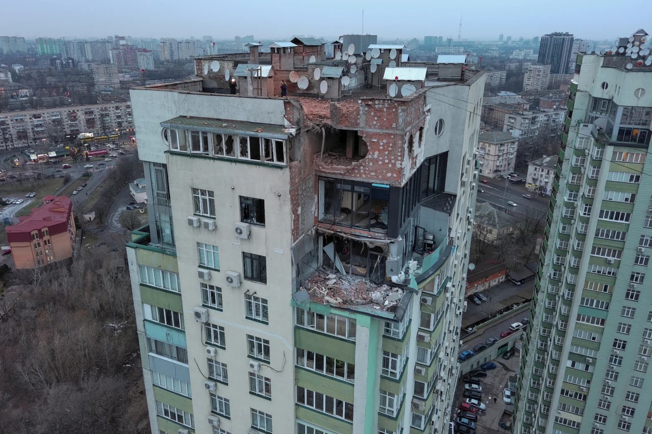 O clădire avariată după ce a fost lovită de o dronă, Kiev