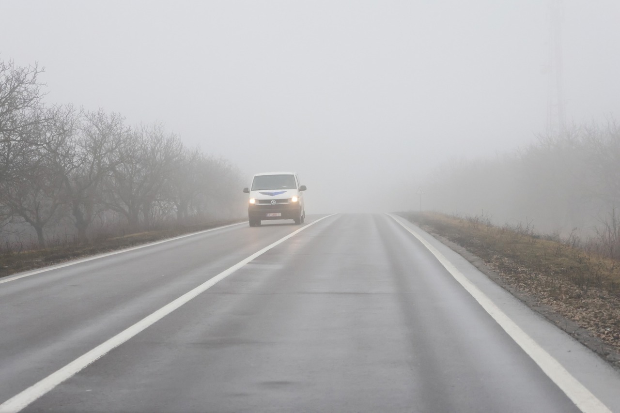 Ceață și precipitații slabe: condiții dificile de trafic în mai multe regiuni