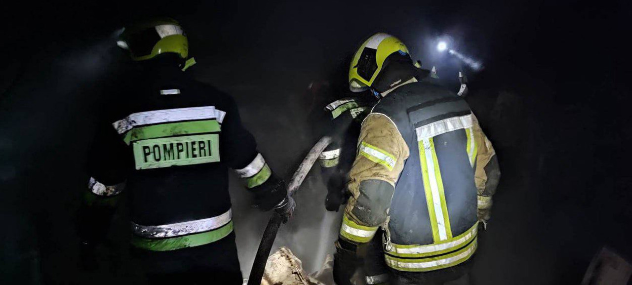 Flăcările au cuprins cinci vagoane la Ciorescu. IGSU: Persoanele s-au evacuat de sine stătător
