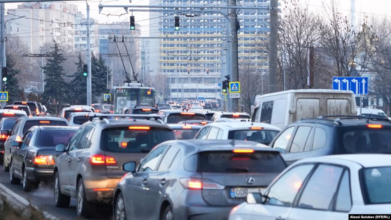 Modelul românesc pentru fluidizarea traficului, propus la Chișinău: Mașinile școlilor auto ar putea fi limitate pe anumite străzi