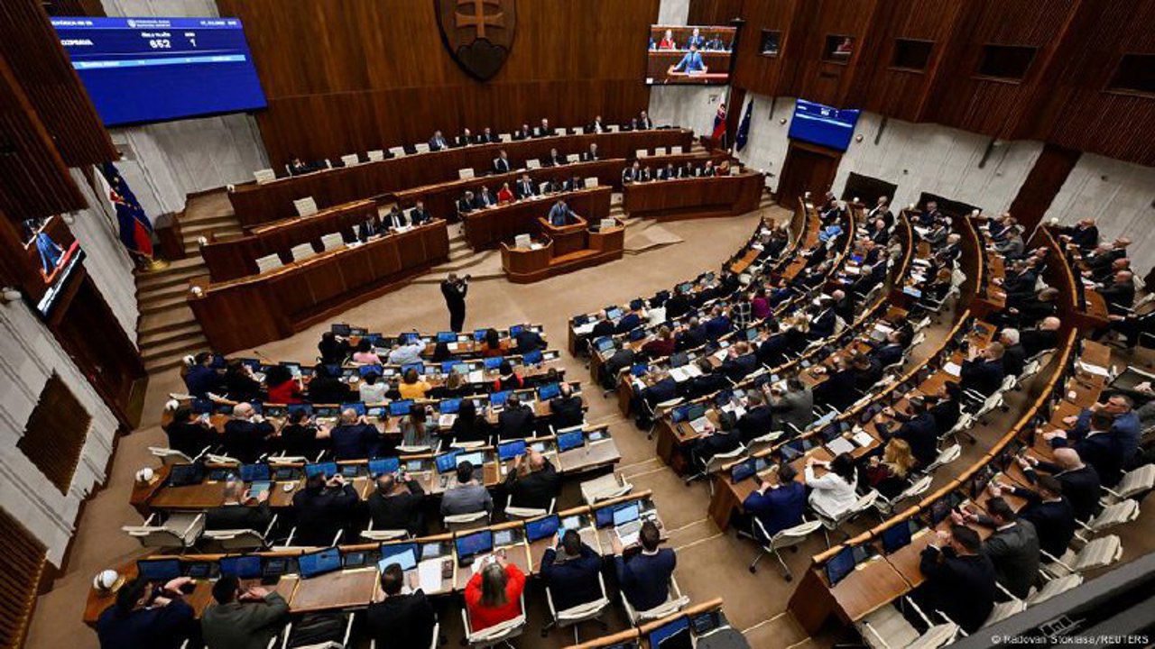 Parlamentul Slovaciei a consfințit în Constituție existența a doar două sexe – masculin și feminin