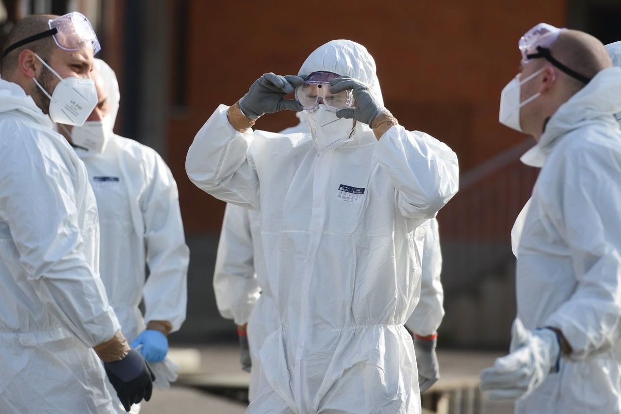 Obligativitatea purtării măștilor revine în unele spitale din SUA pe măsură ce cazurile de COVID și gripă cresc vertiginos