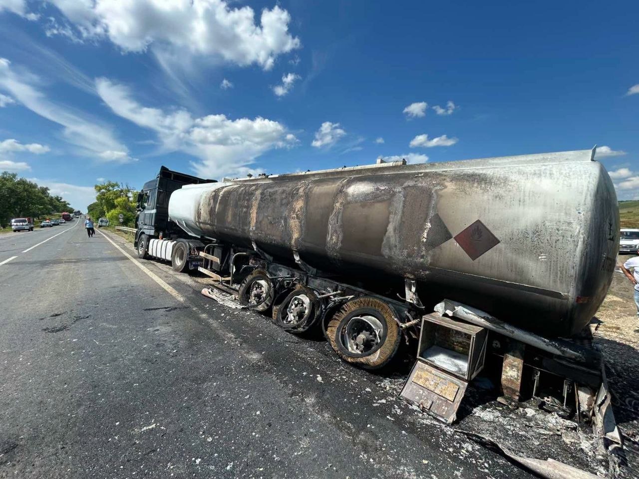 Un camion a luat foc pe carosabil: Două automobile s-au ciocnit în fumul dens
