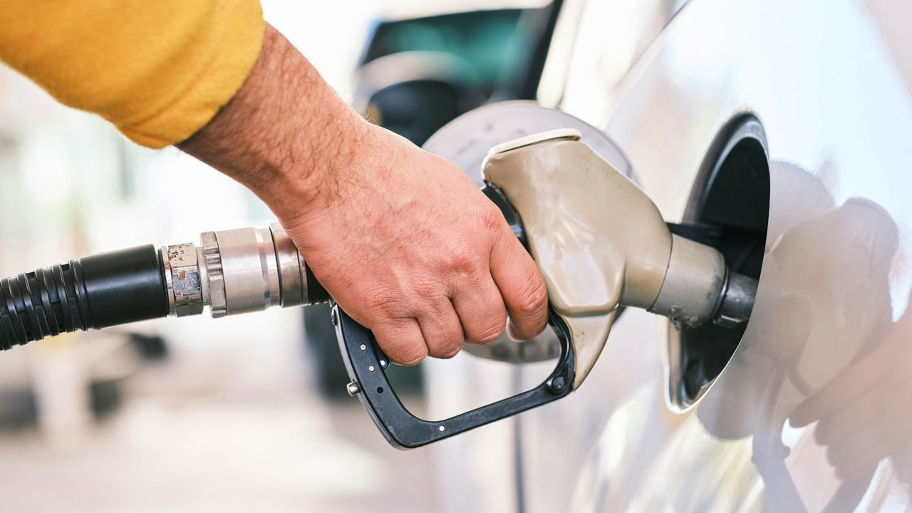 Prețuri mai mari la benzină și motorină: Cât vor costa carburanții în week-end