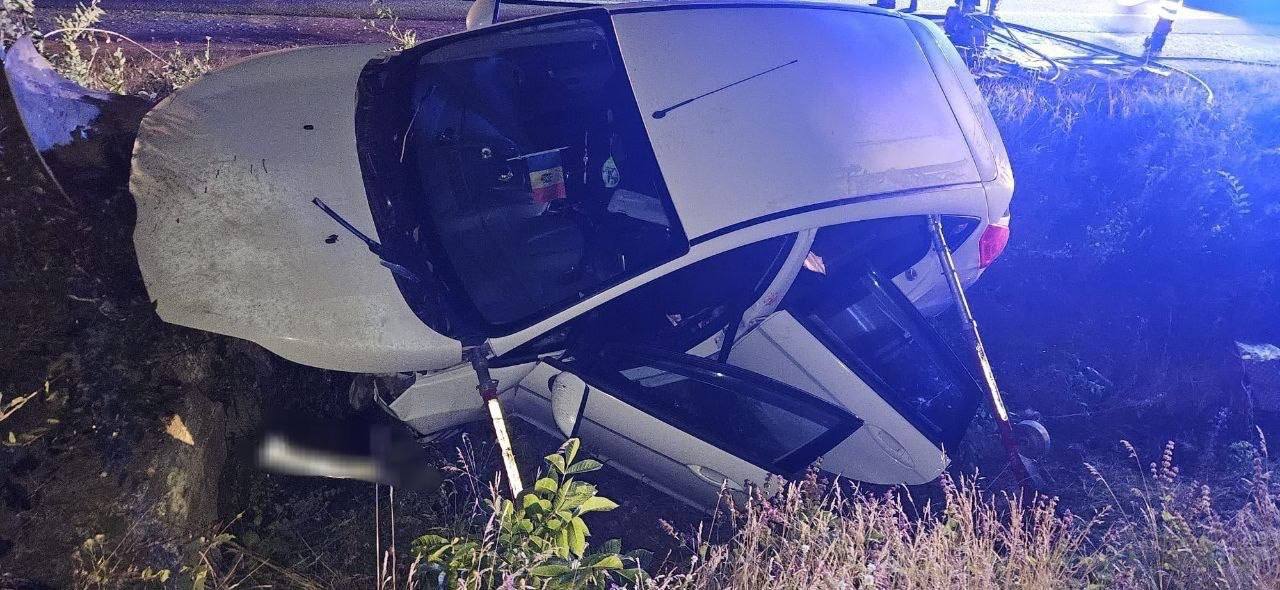 Accident la Sângerei: Un bărbat a decedat, soția și o fetiță de șase ani, rănite 