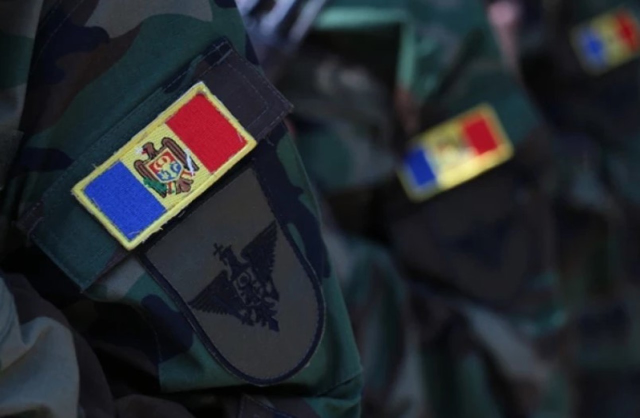 Ministrul Apărării a inițiat o anchetă după ce un militar s-a rănit cu arma din dotare