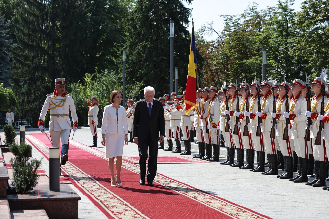 Președintele Italiei, Sergio Mattarella, întâmpinat cu onoruri militare, la Președinție