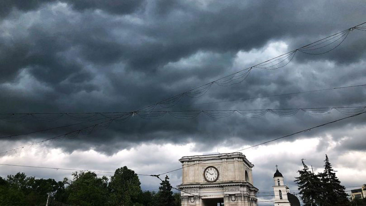 Vremea se răcește semnificativ mâine și va ploua: Ce maxime prognozează meteorologii