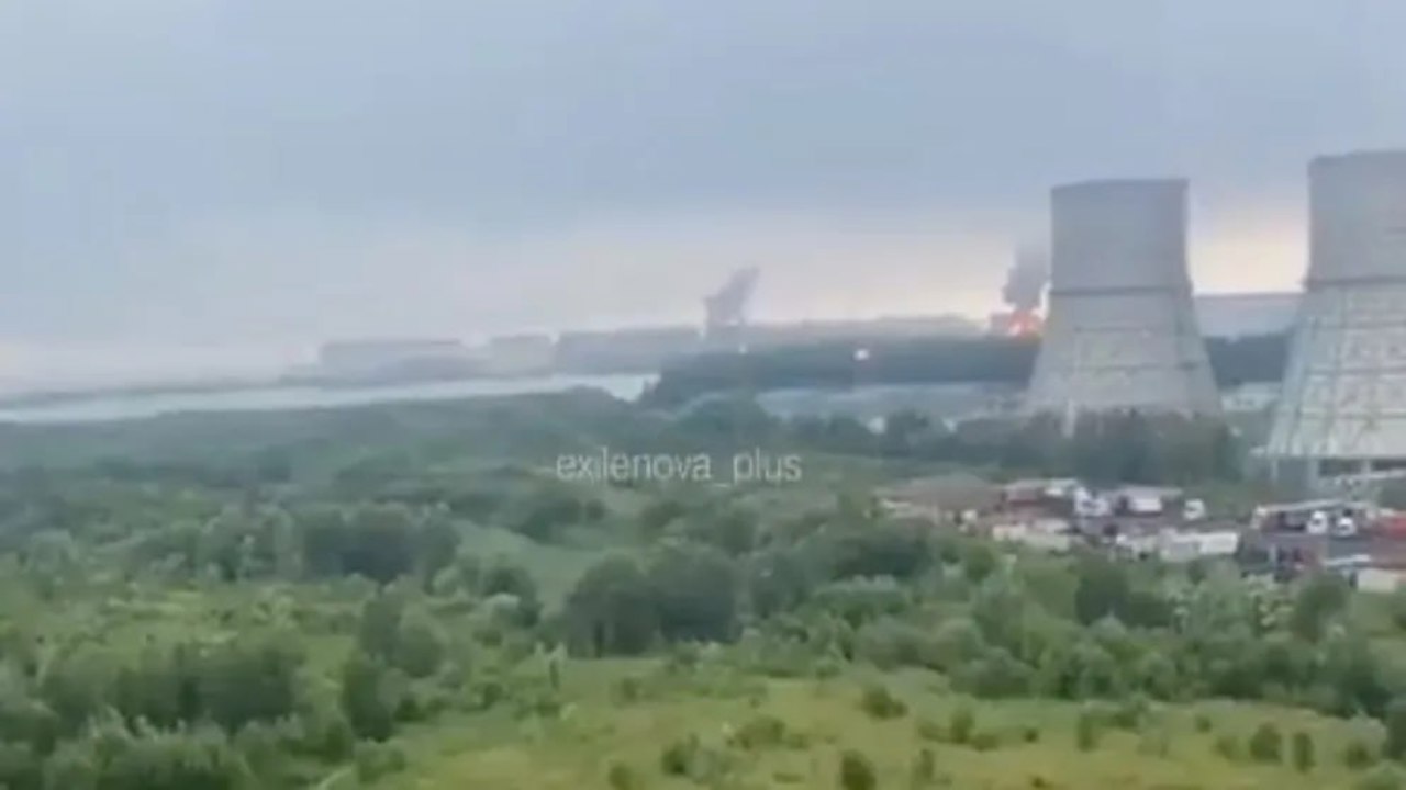 В Петербурге после атаки ВСУ вспыхнул пожар на нефтяном терминале